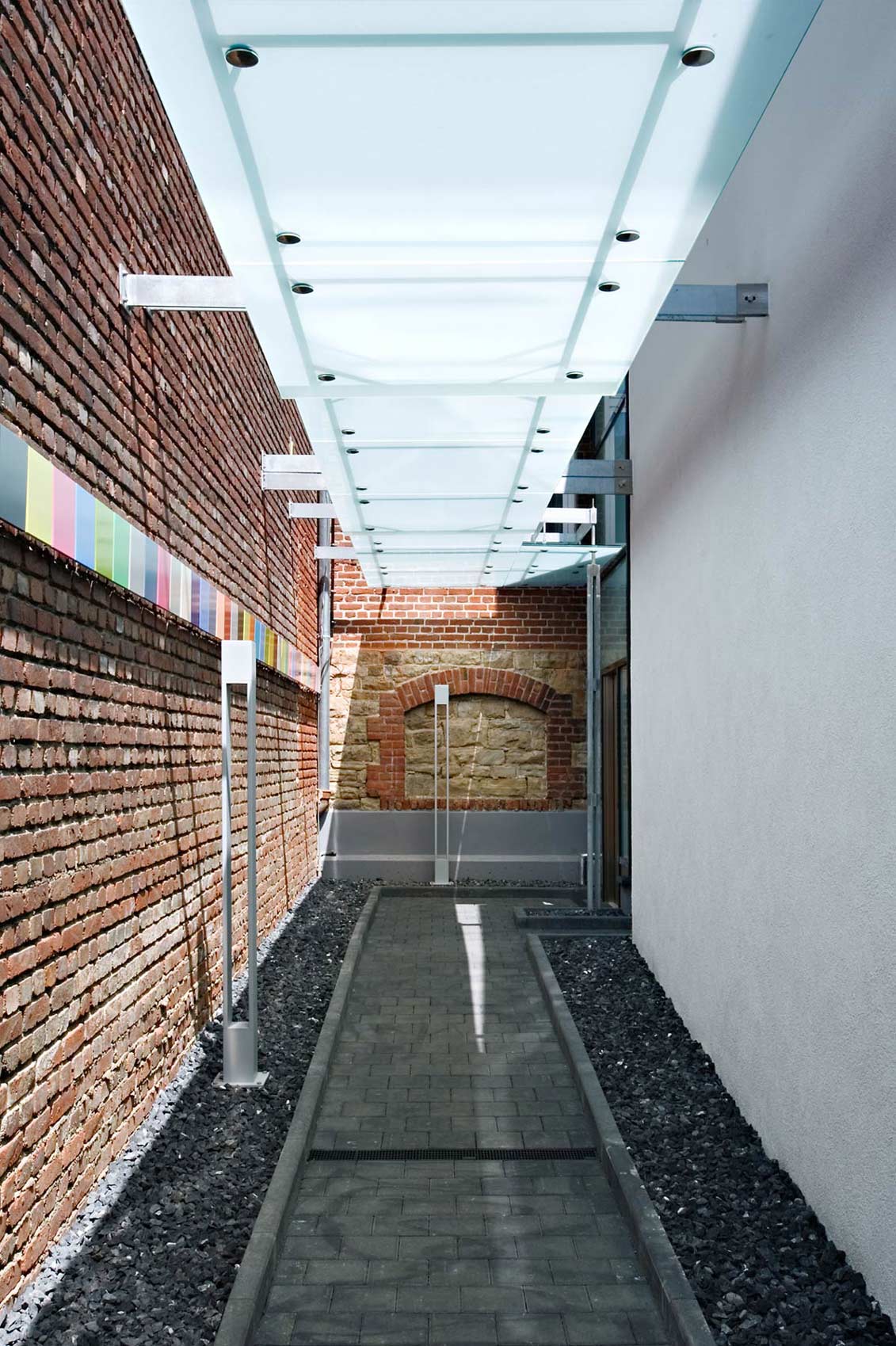 Sanierung Umnutzung von Lagerflächen in ein Museum für moderne Kunst Außengelände