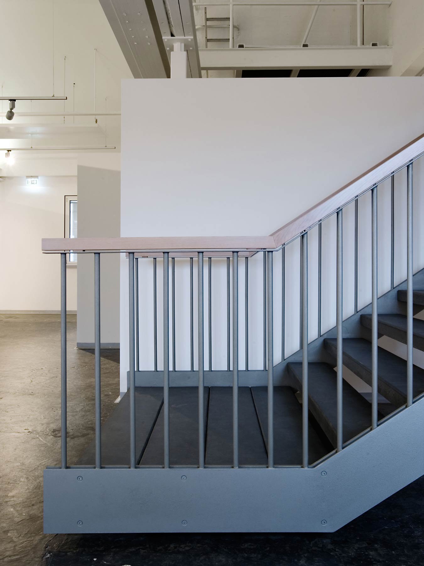 Sanierung Umnutzung von Lagerflächen in ein Museum für moderne Kunst Treppe