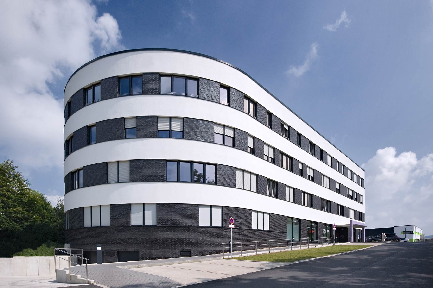 Neubau Gesundheitszentrum Witten Außenansicht Tiefgarageneinfahrt