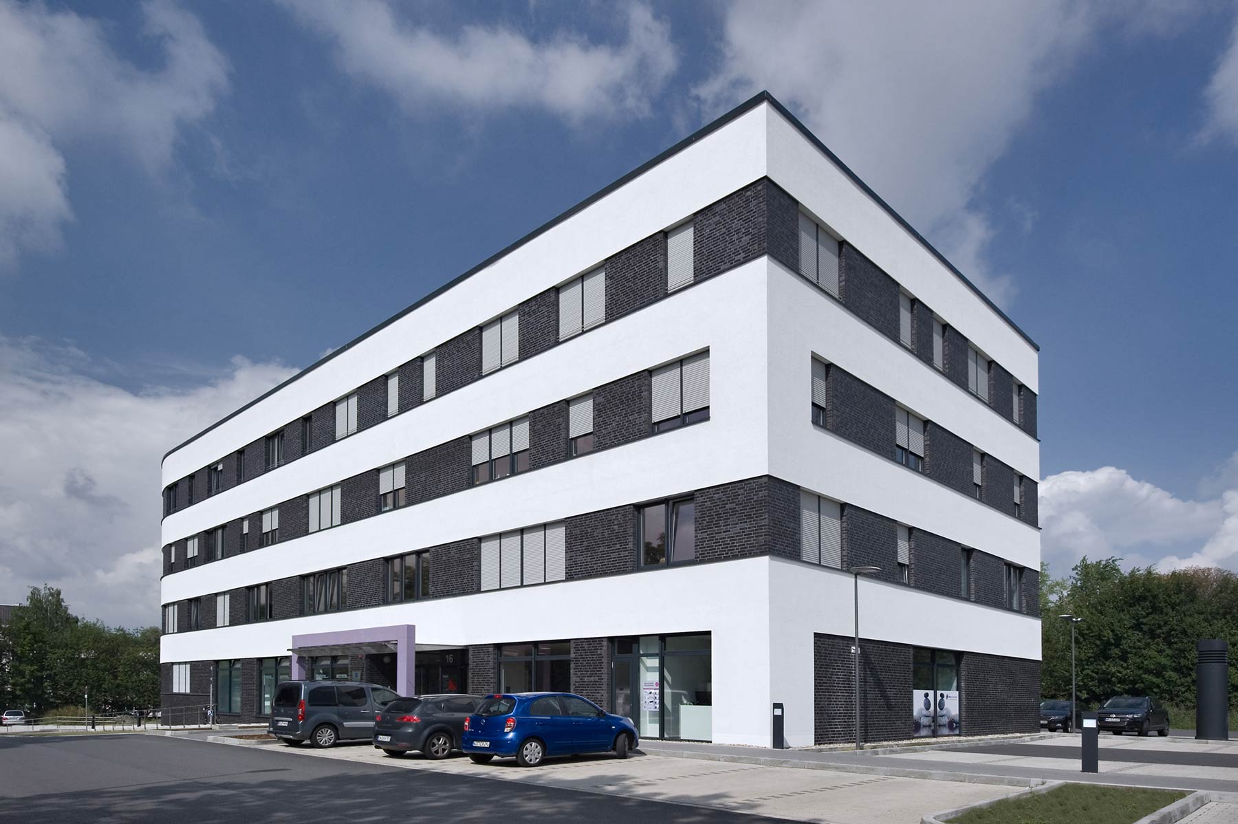 Neubau Gesundheitszentrum Witten Außenansicht Parkplatz Eingang