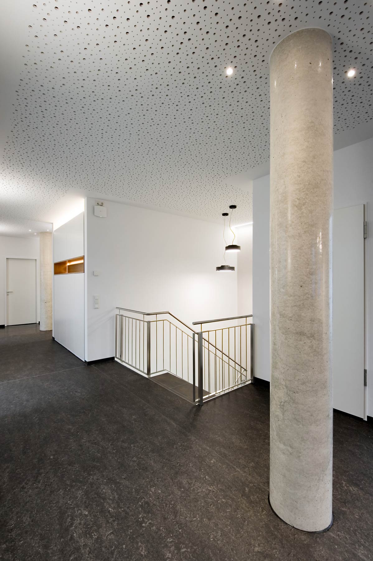 Neubau Zahnarztpraxis Witten Flur Säule