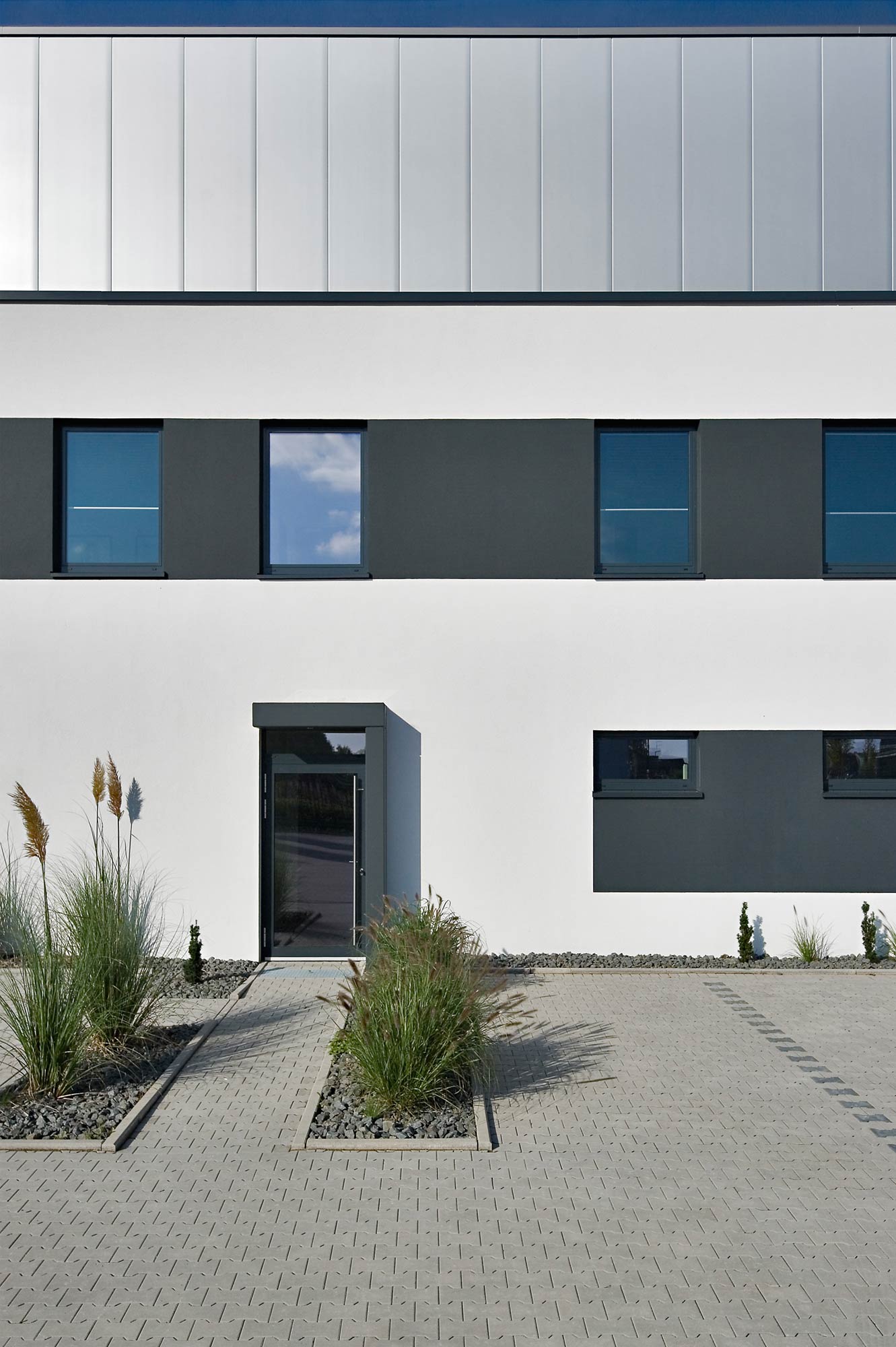 Industrie Neubau Ausstellungsbegäude Witten Seiteneingang