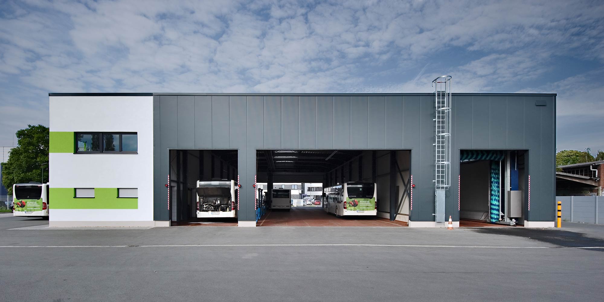 Einblick in Bushalle und Waschanlage