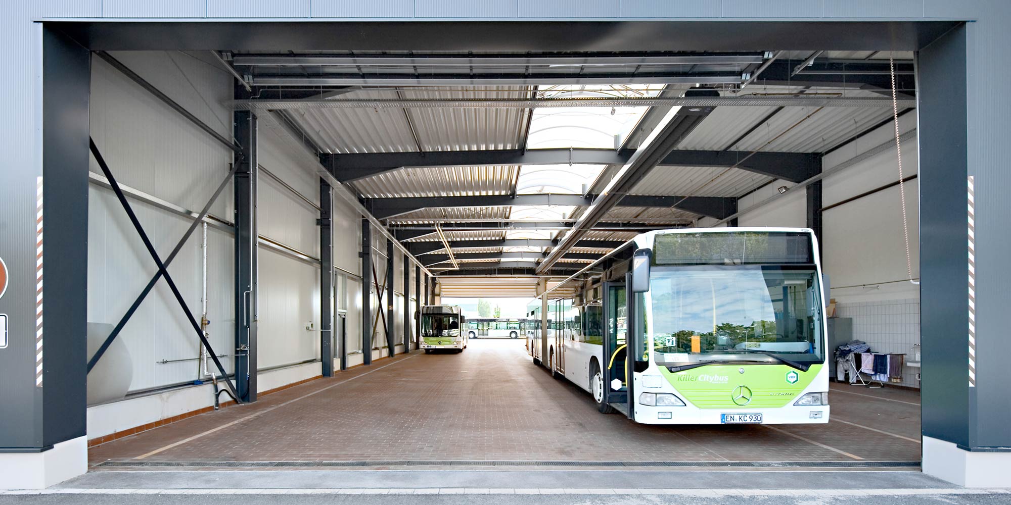 Bushalle mit abgestellten Bssen