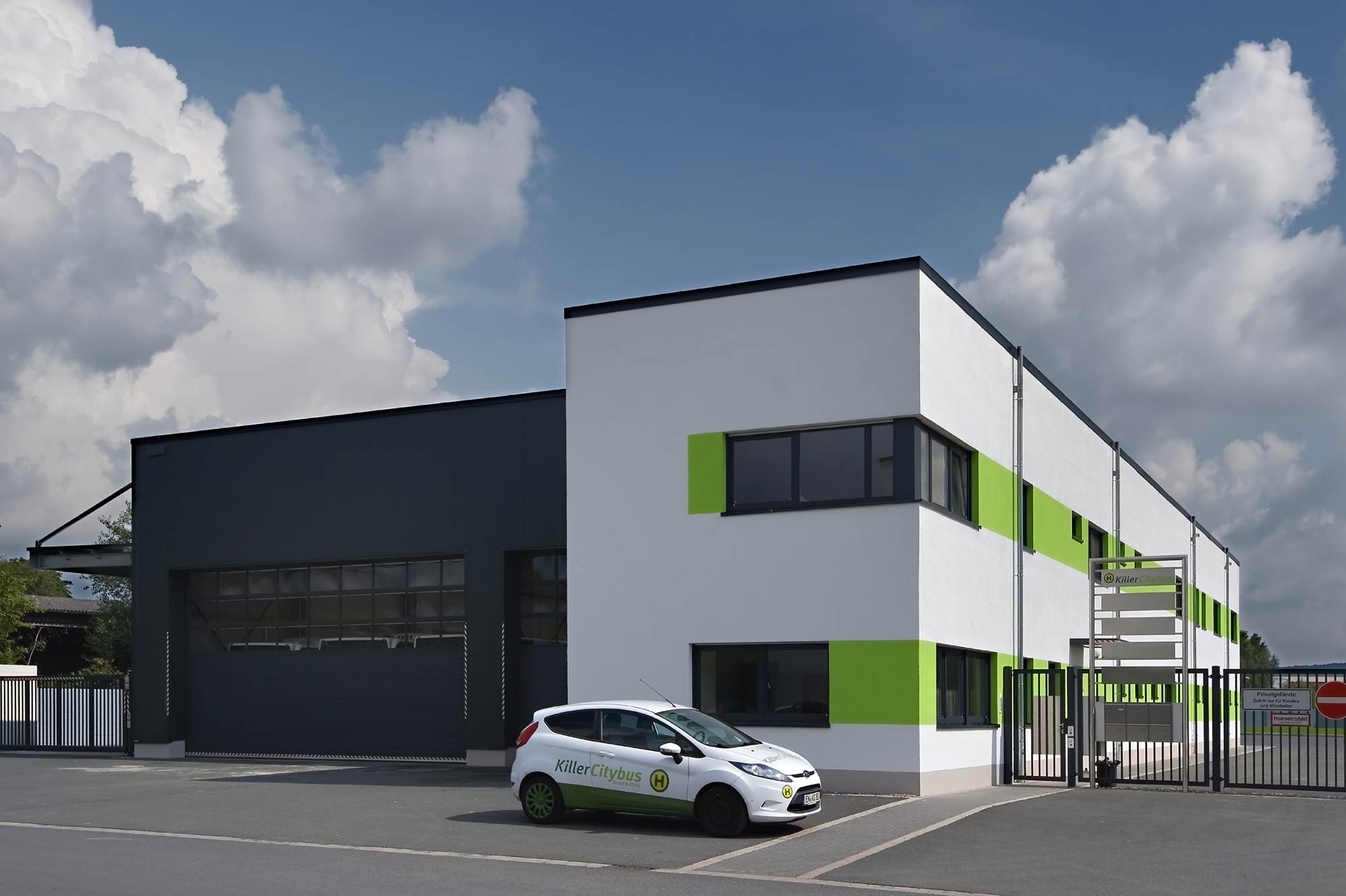 Bushalle mit Verwaltungstrakt Außenansicht