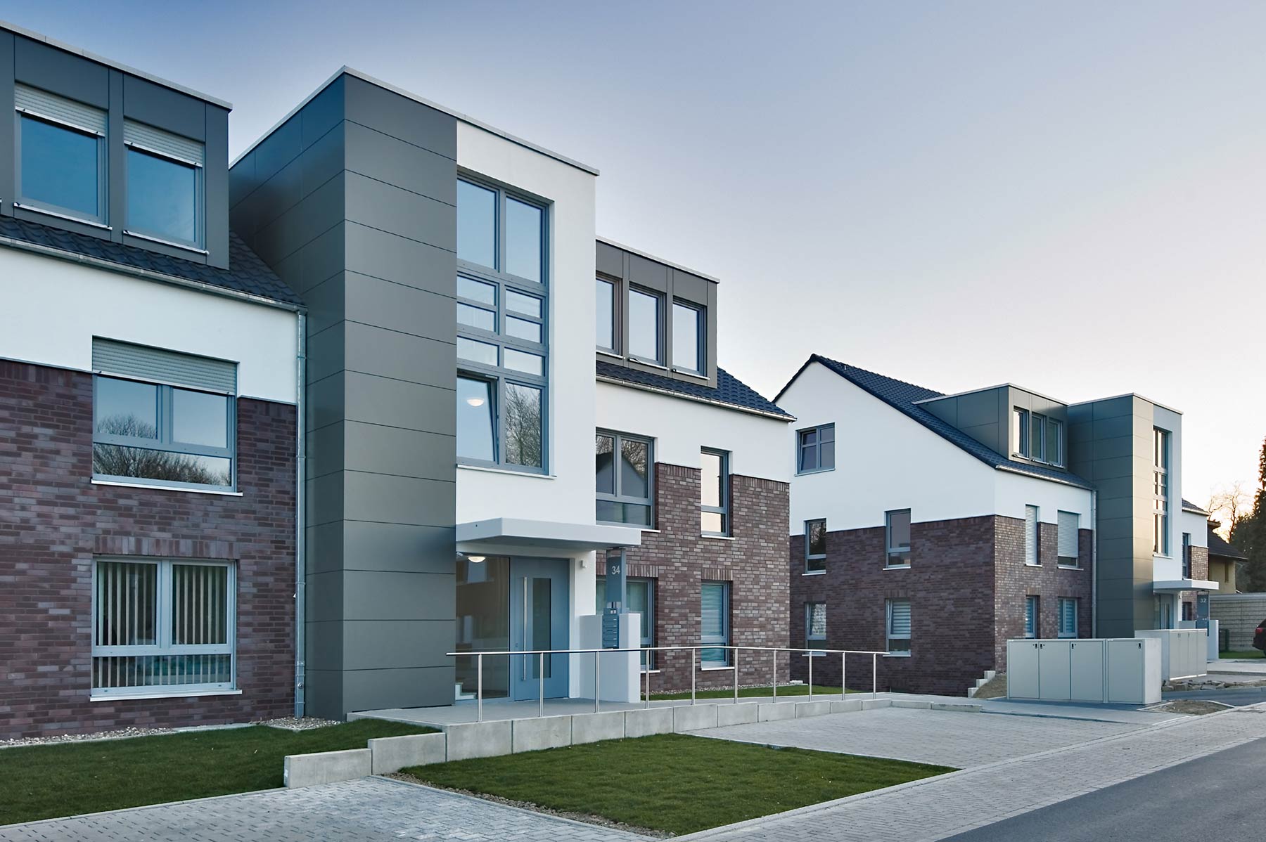 Neubau Fünffamilienhäuser Witten Fassade Eingänge