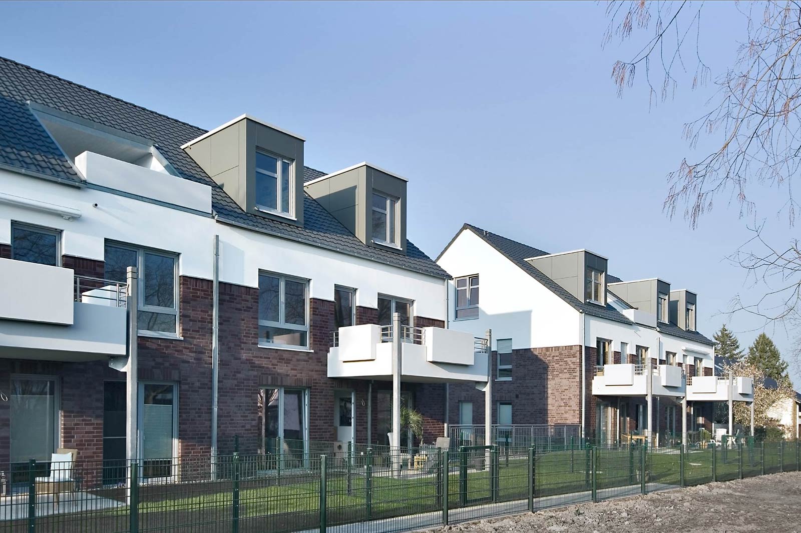 Neubau Fünffamilienhäuser Witten Fassade Balkone