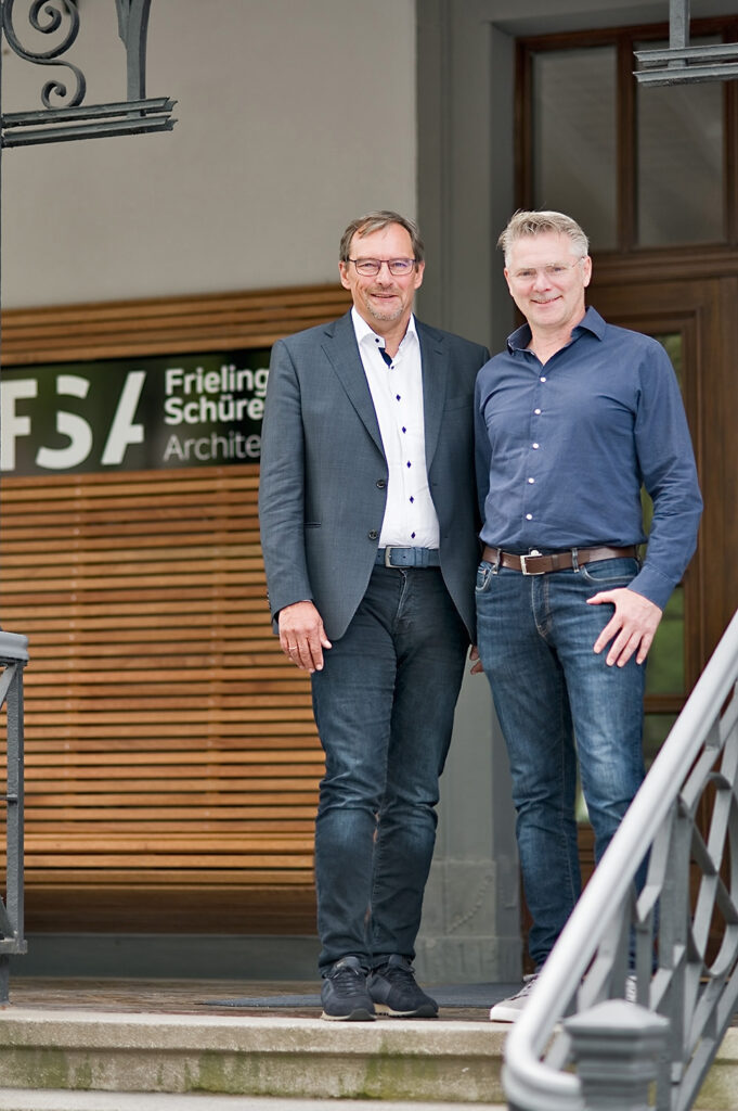 links Michael Frielinghaus, rechts Andreas Schüren vor ihrem Bürogebäude