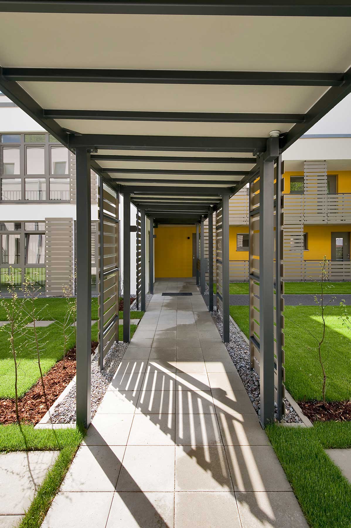 Überdachter Eingang, gepflastert