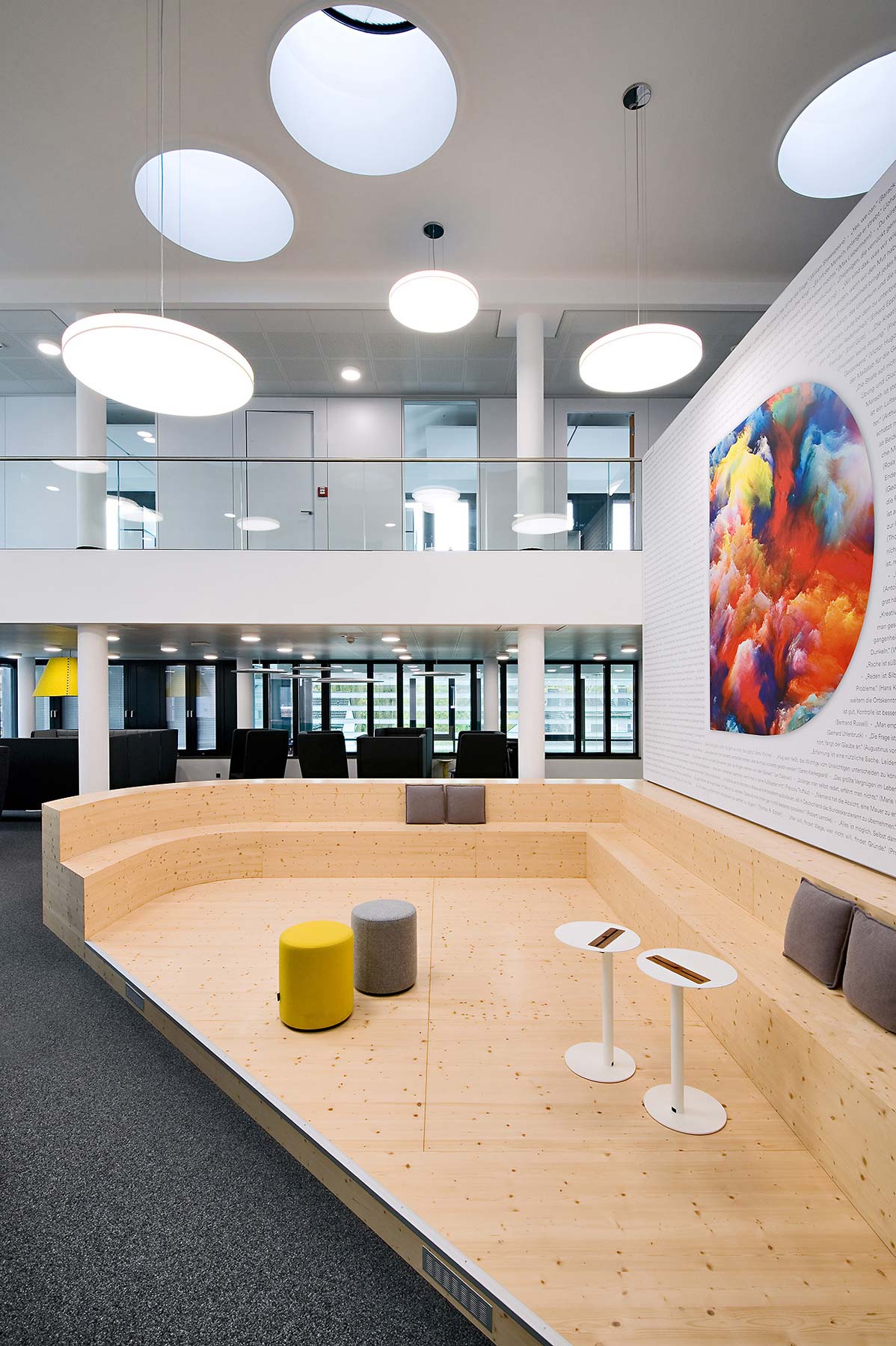 Atrium Erdgeschoss, Holzpodest als Aufenthaltsfläche