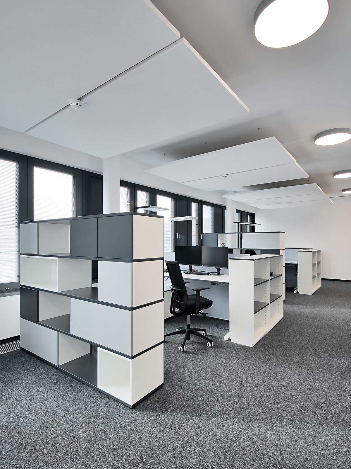 Großraumbüro, Raumtrenner, Schreibtische, anthrazit, weiß