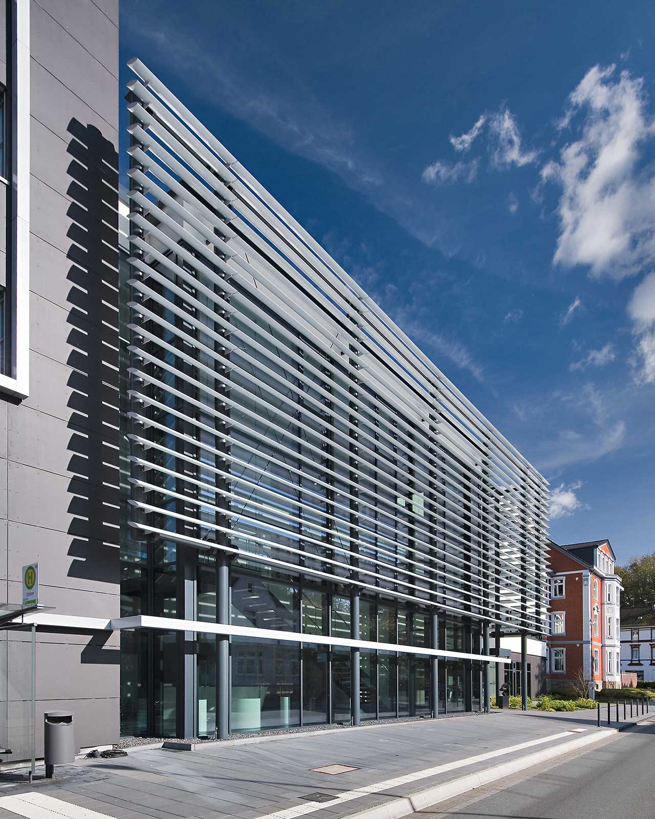 Außenfassade Eingangsbereich mit Lamellenverkleidung