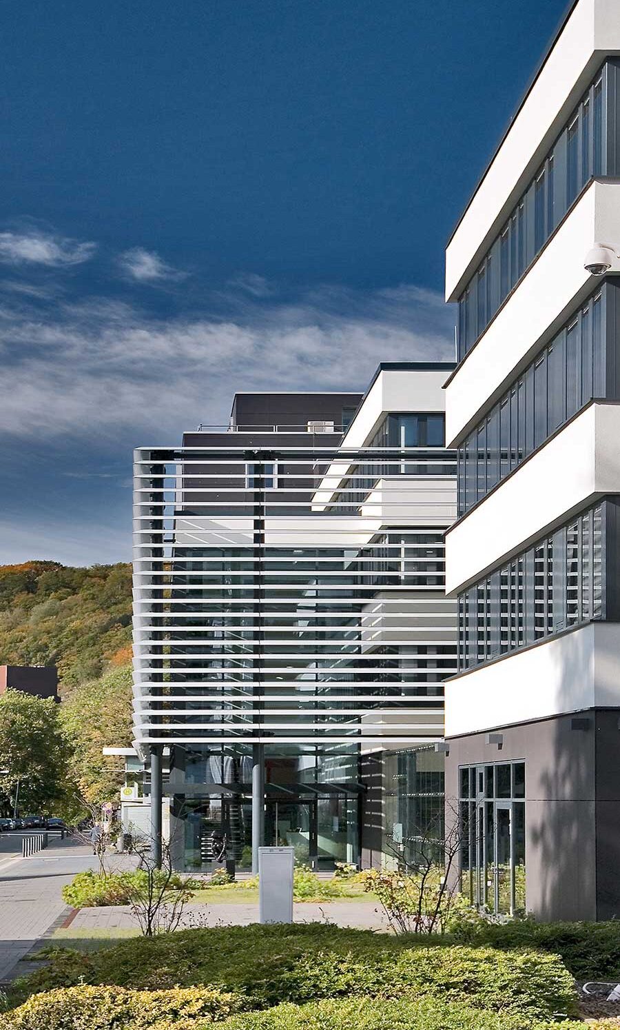 Außenfassade Eingangsbereich mit Lamellenverkleidung