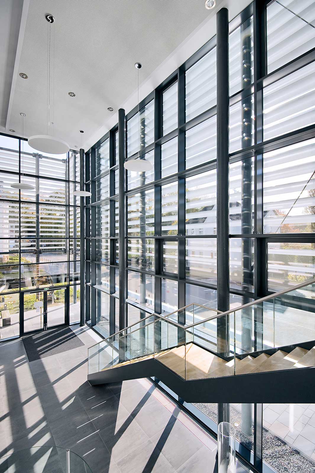 verglastes Treppenhaus, Blick ins Foyer aus dem Obergeschoss