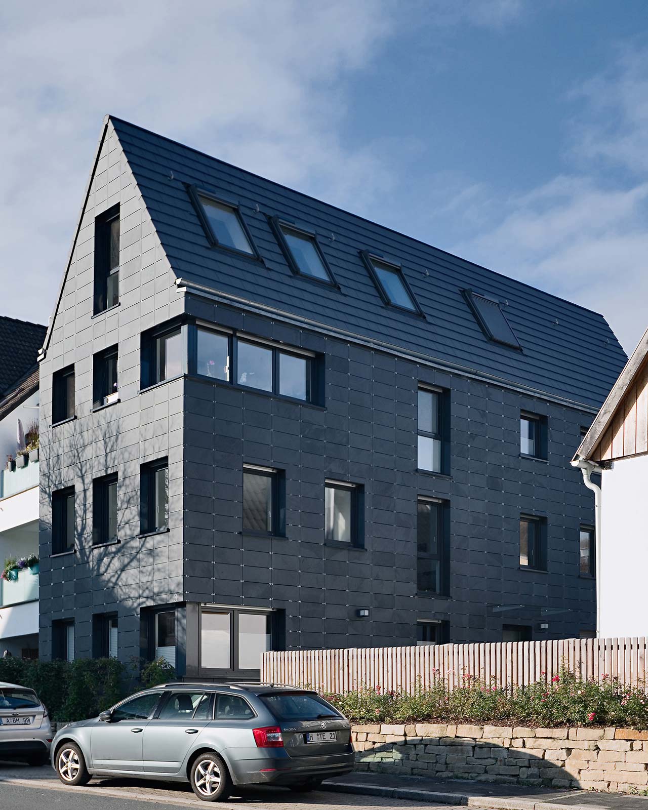 Straßenansicht Schieferstein-Fassade