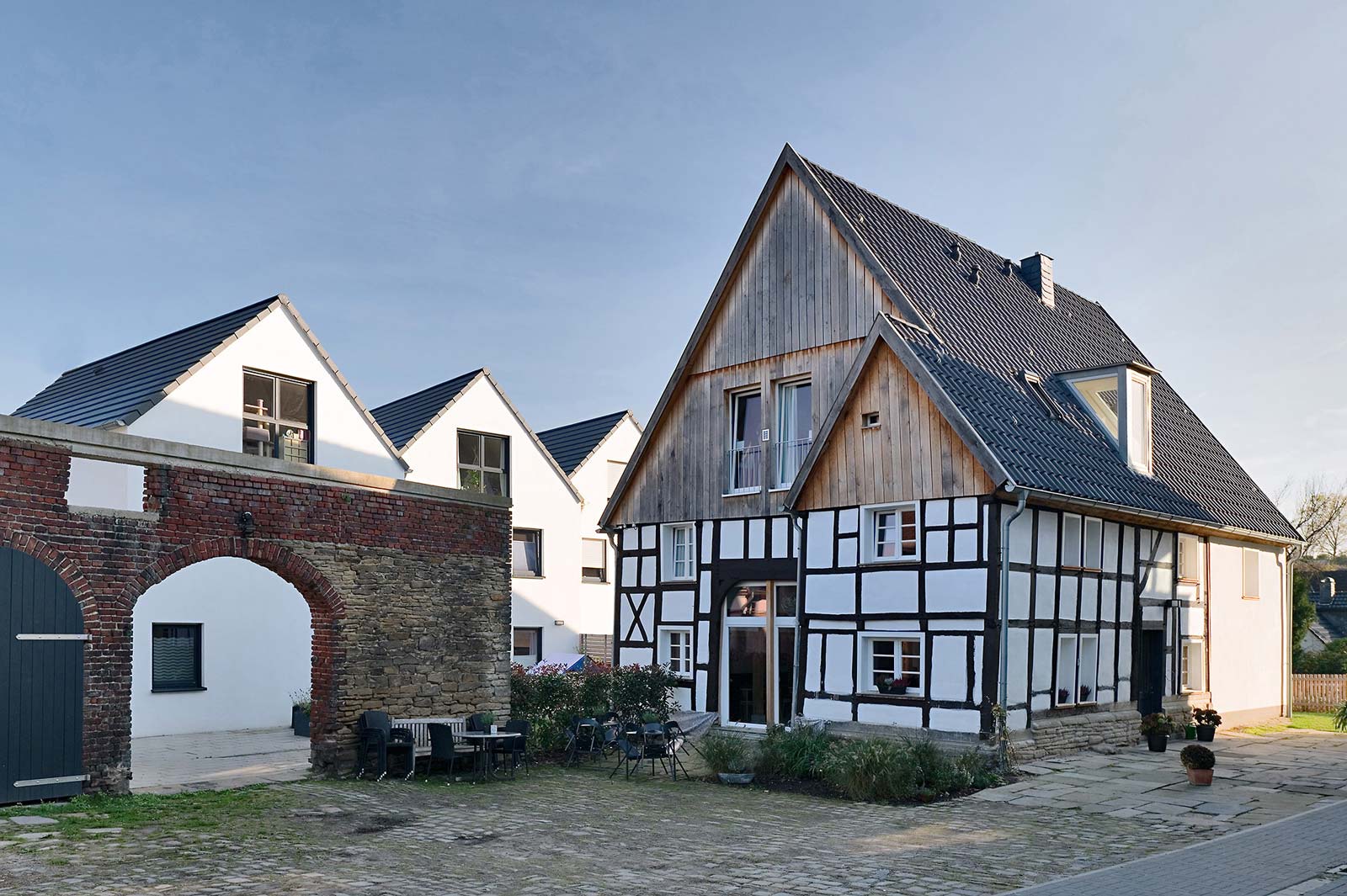 Altes Fachwerkhaus Klinkerstein-Torbogen