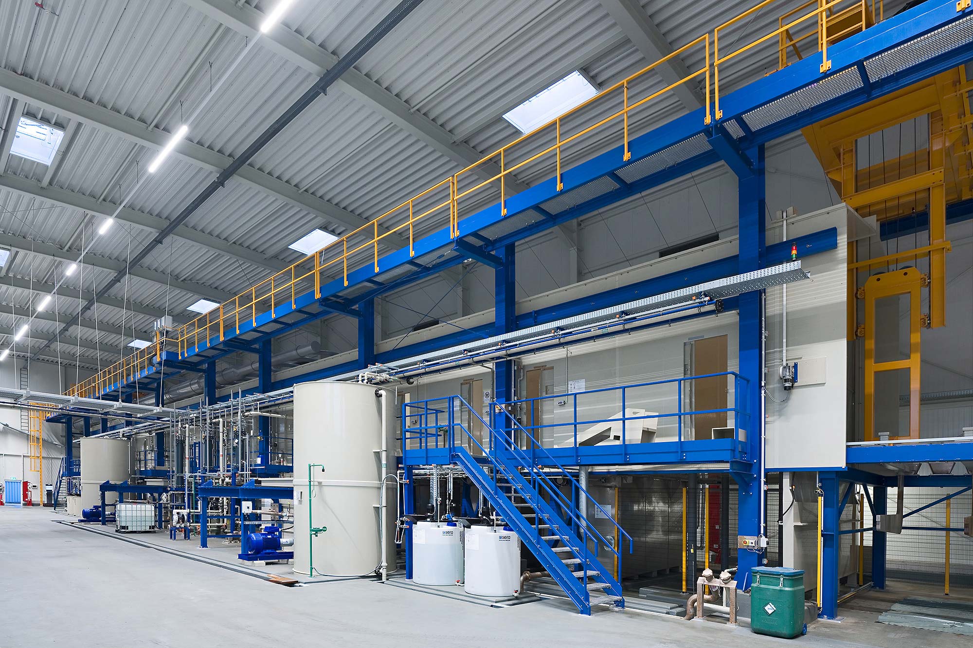 Produktionshalle Edelstahlbeizanlage Innenansicht, Blick durch die Halle