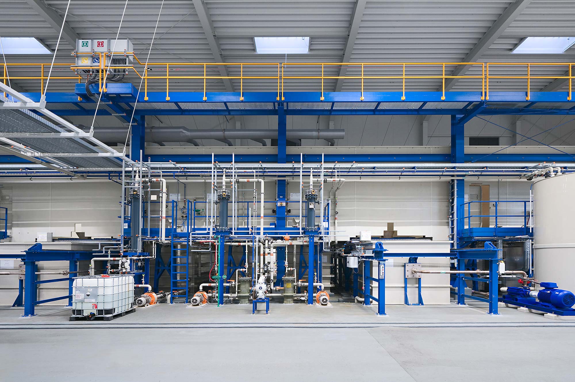 Produktionshalle Edelstahlbeizanlage Innenansicht